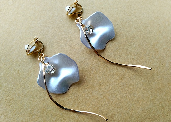 ひとひらの花びらイヤリング(バリエーション有)