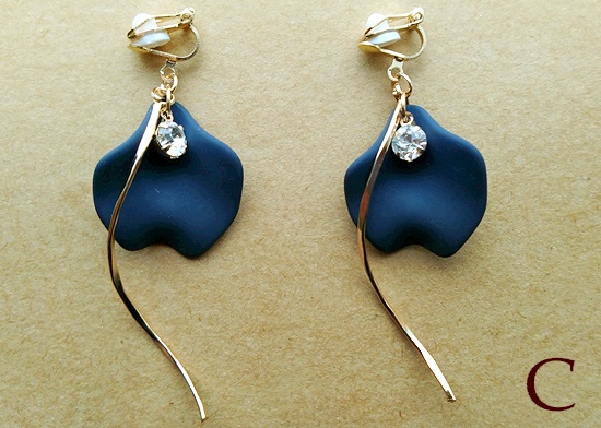 ひとひらの花びらイヤリング(バリエーション有)