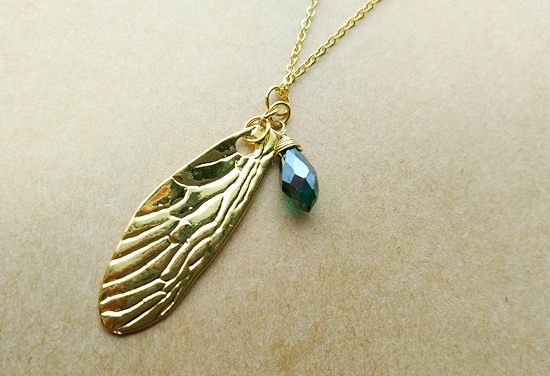 昆虫の羽根とガラスドロップのネックレス