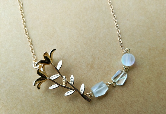 百合の花とラフカット天然石のネックレス