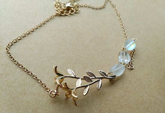 百合の花とラフカット天然石のネックレス