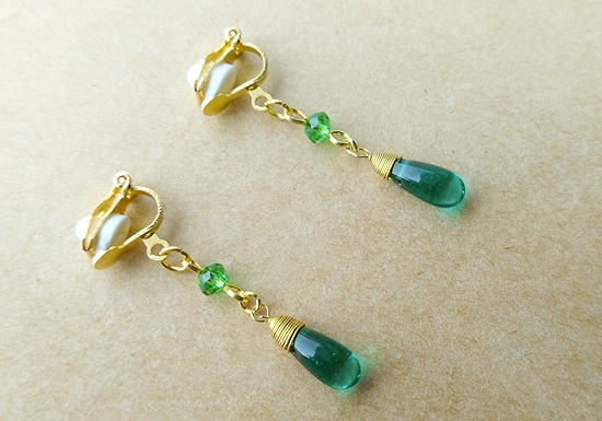 チェコドロップのプチイヤリング(green)