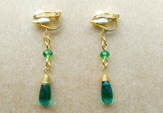 チェコドロップのプチイヤリング（green）