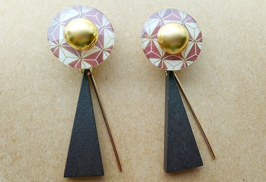 寄木柄ラウンドカボションのイヤリング（B）