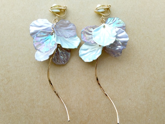 花びらブーケのイヤリング（misty blue）