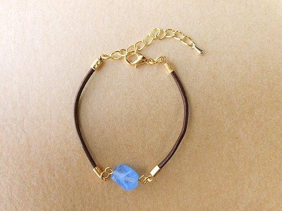 ヨーロッパヴィンテージガラスの革紐ブレスレット(カラーバリエあり)