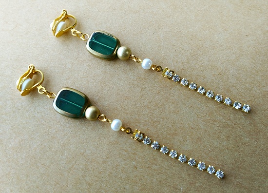 ステンドガラス風ビーズのイヤリング(緑)