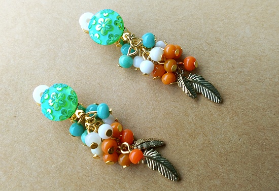 トロピカルカボションと夏色ビーズのイヤリング