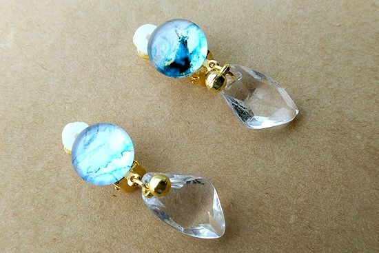 アルコールインク柄カボションとアクリルクリスタルのイヤリング(C)