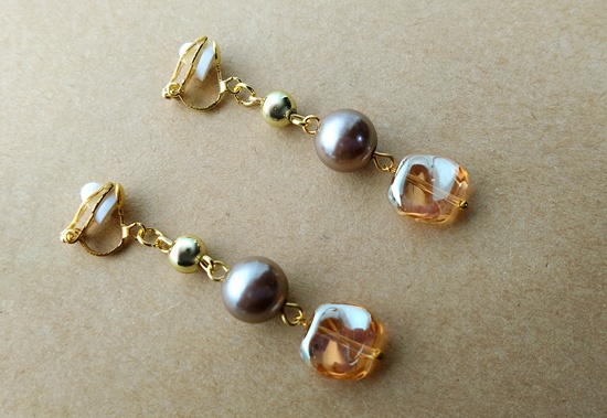 大玉パールとガラスビーズのイヤリング(オレンジ)