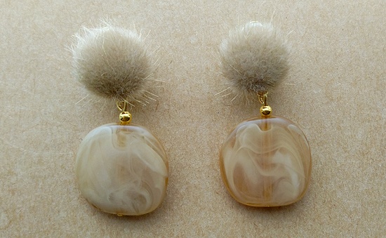 ファブリックカボションとアクリルパーツのイヤリング（ファー／B）