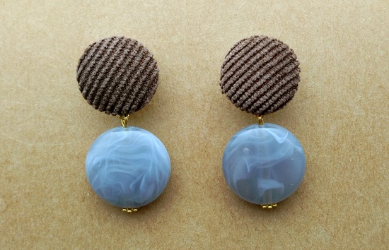 ファブリックカボションとアクリルパーツのイヤリング（コーデュロイ／D）
