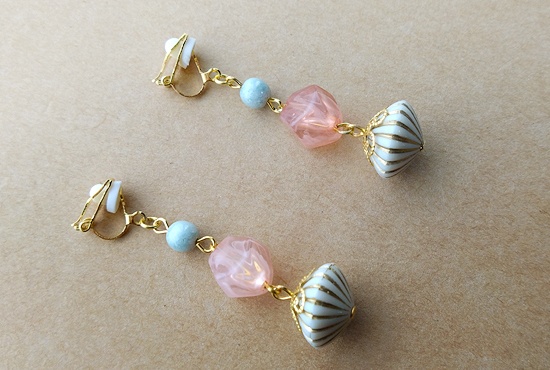 マーブルビーズとチェコビーズの春色イヤリング(B)