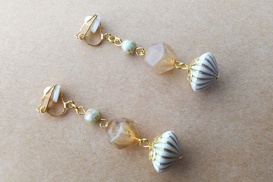 マーブルビーズとチェコビーズの春色イヤリング(C)