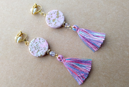 水彩ビーズとミックスカラータッセルのイヤリング(B)