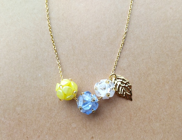 3色の花手毬のネックレス（B）