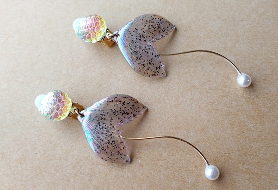 虹色の鱗とスイングパールのイヤリング