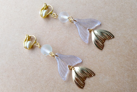 スイングテールのイヤリング(淡青)