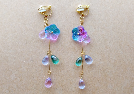 紫陽花色の花飾りイヤリング