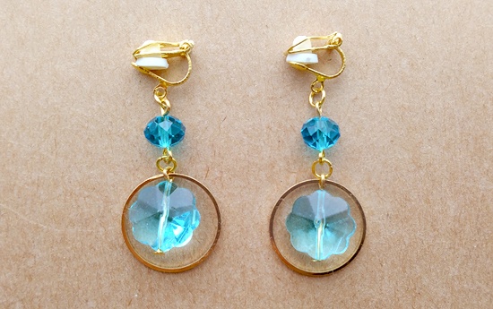 カットガラスとメタルフレームのイヤリング（水青）