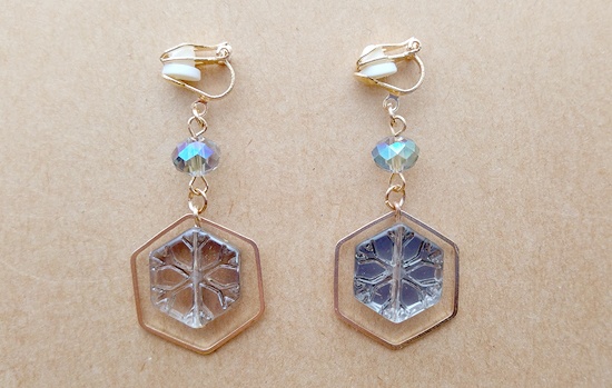 カットガラスとメタルフレームのイヤリング（氷晶）
