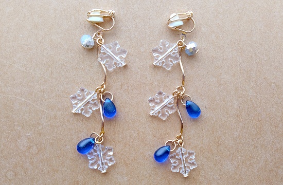 舞い落ちる結晶のイヤリング