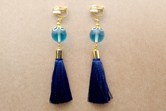 丸玉ガラスと艶タッセルのイヤリング（A）