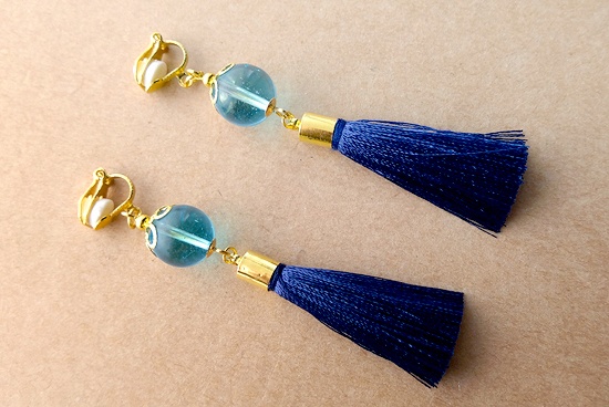 丸玉ガラスと艶タッセルのイヤリング(A)