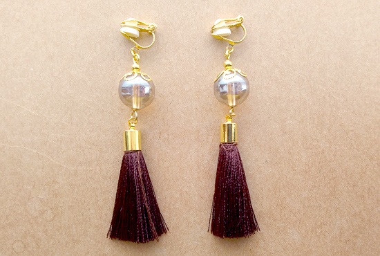 丸玉ガラスと艶タッセルのイヤリング（B）