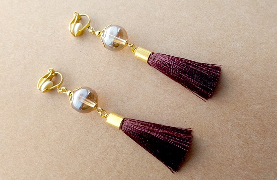 丸玉ガラスと艶タッセルのイヤリング(B)