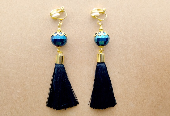 丸玉ガラスと艶タッセルのイヤリング（C）