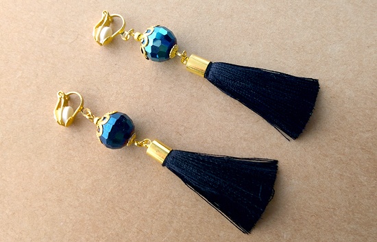 丸玉ガラスと艶タッセルのイヤリング(C)