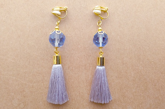 丸玉ガラスと艶タッセルのイヤリング（D）