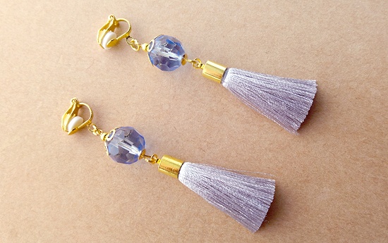 丸玉ガラスと艶タッセルのイヤリング(D)