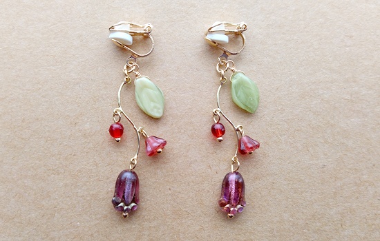 小さなチューリップのイヤリング（赤）