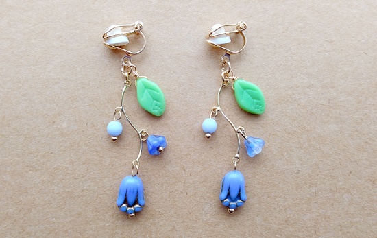 小さなチューリップのイヤリング（青）