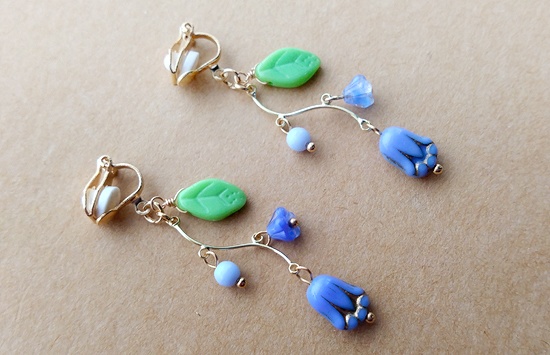 小さなチューリップのイヤリング(青)