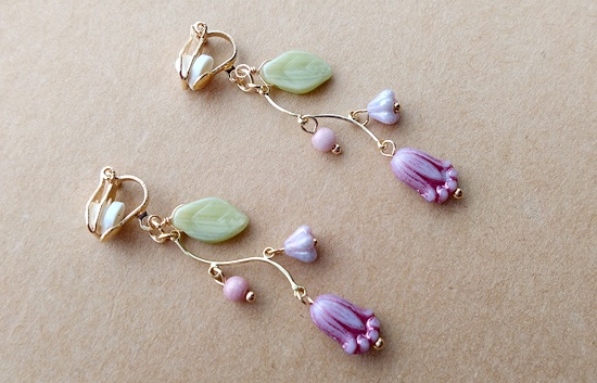 小さなチューリップのイヤリング(紫)