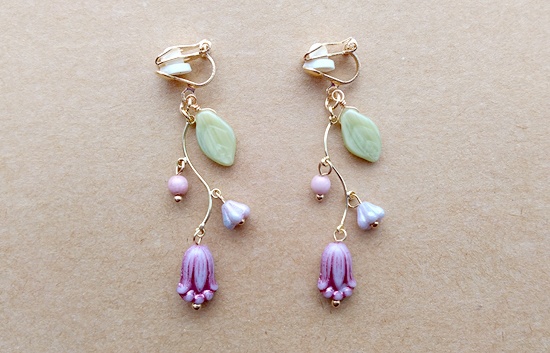 小さなチューリップのイヤリング（紫）