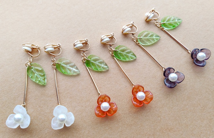 小花のスイングイヤリング（バリエーション有）