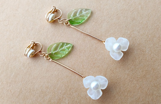 小花のスイングイヤリング(バリエーション有)
