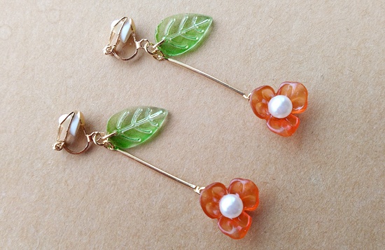 小花のスイングイヤリング(バリエーション有)