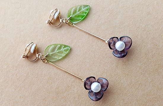 小花のスイングイヤリング(バリエーション有)