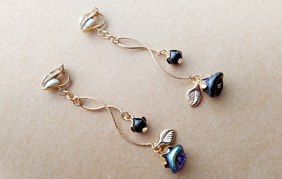 揺らめくベルフラワーのイヤリング(虹黒)