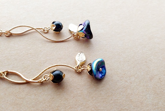 揺らめくベルフラワーのイヤリング(虹黒)