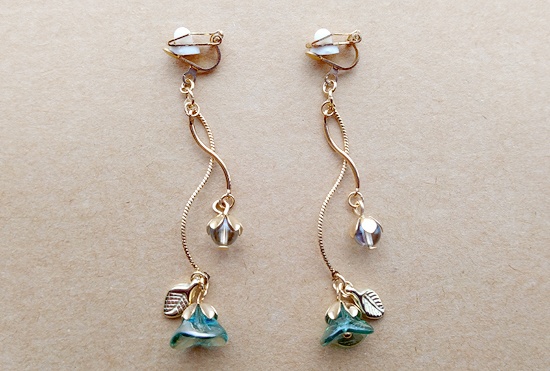 揺らめくベルフラワーのイヤリング（青緑）