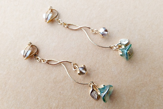 揺らめくベルフラワーのイヤリング(青緑)