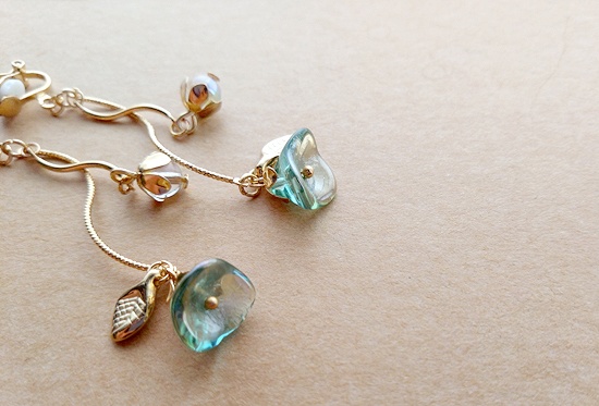 揺らめくベルフラワーのイヤリング(青緑)