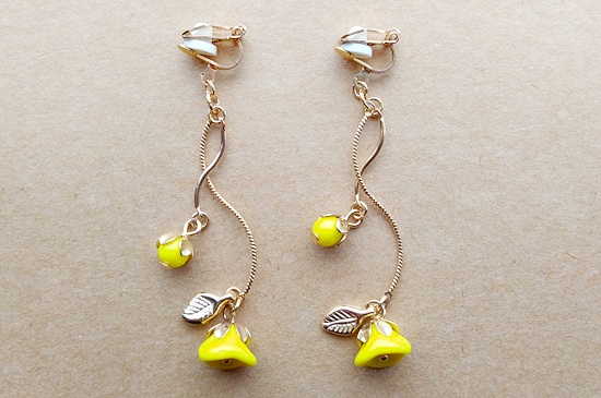 揺らめくベルフラワーのイヤリング（黄）