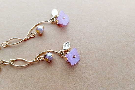 揺らめくベルフラワーのイヤリング(紫)